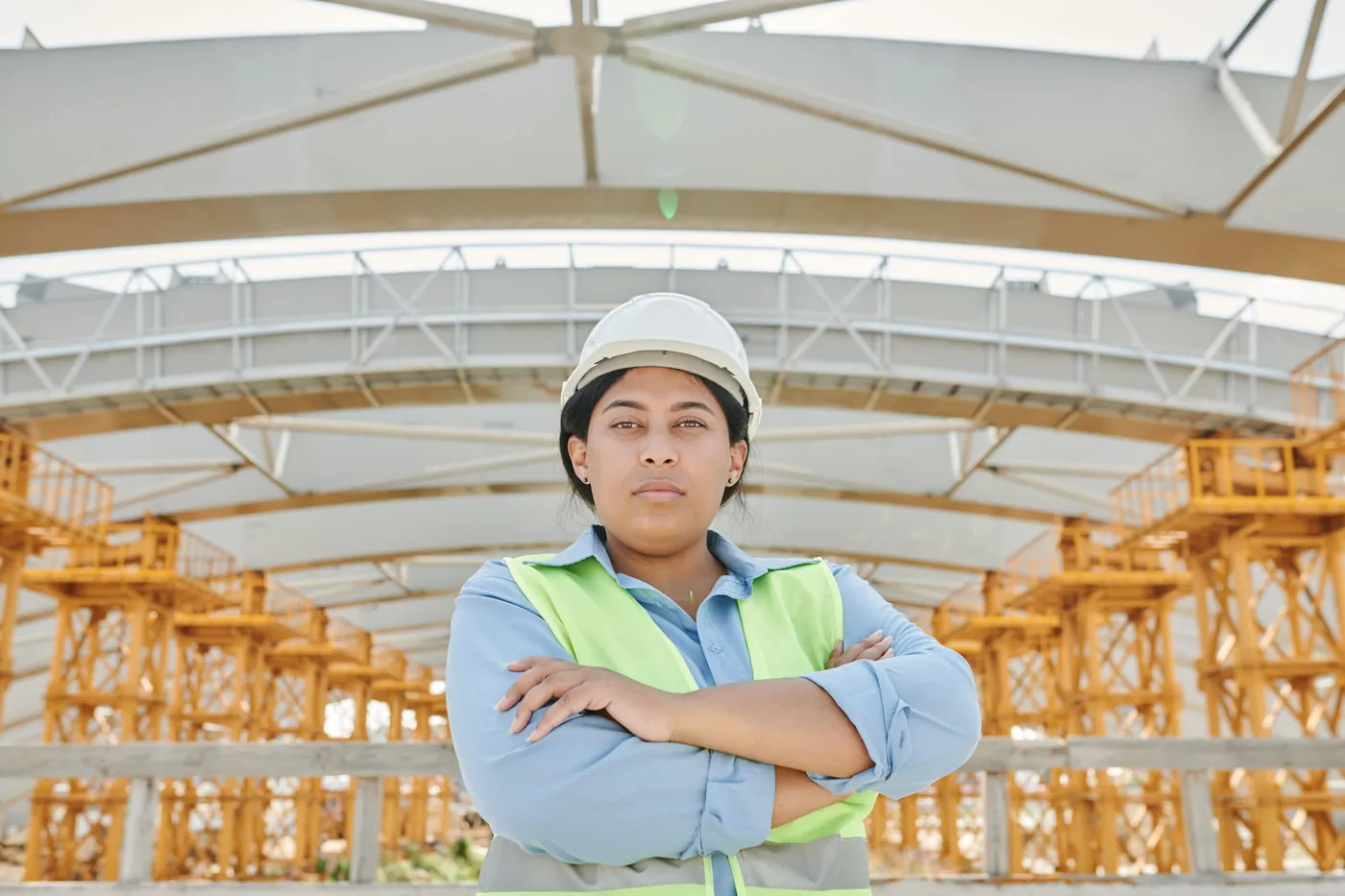 Ingénieure en casque blanc et gilet haute visibilité sur un chantier