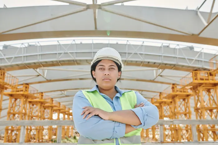 Ingénieure en casque blanc et gilet haute visibilité sur un chantier