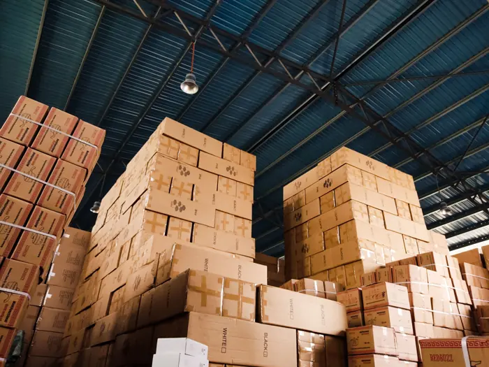 Piles de cartons stockées dans un entrepôt