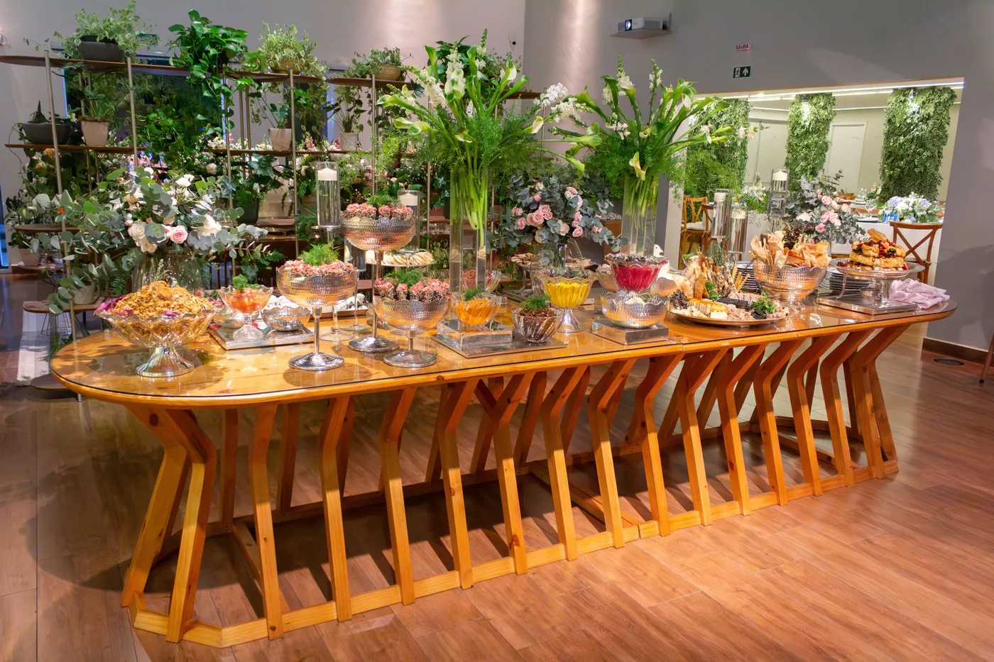 Buffet décoré de plantes et de fleurs